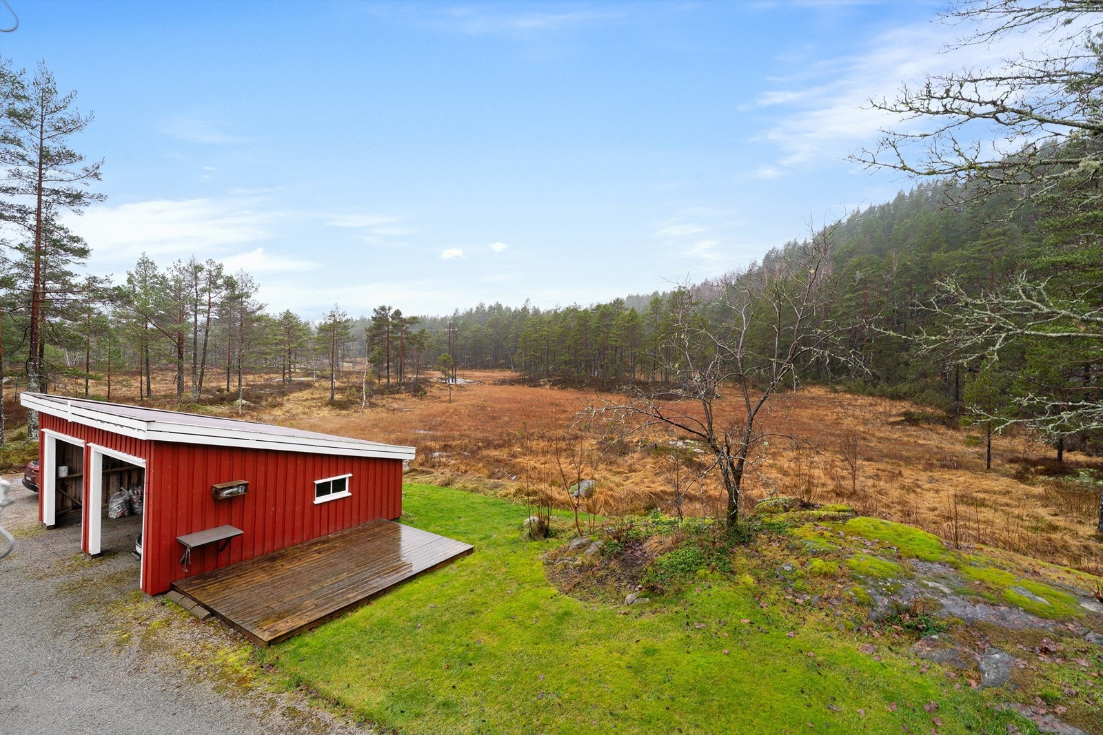 God plass rundt tomten. Dobbel garasje. Galleribilde