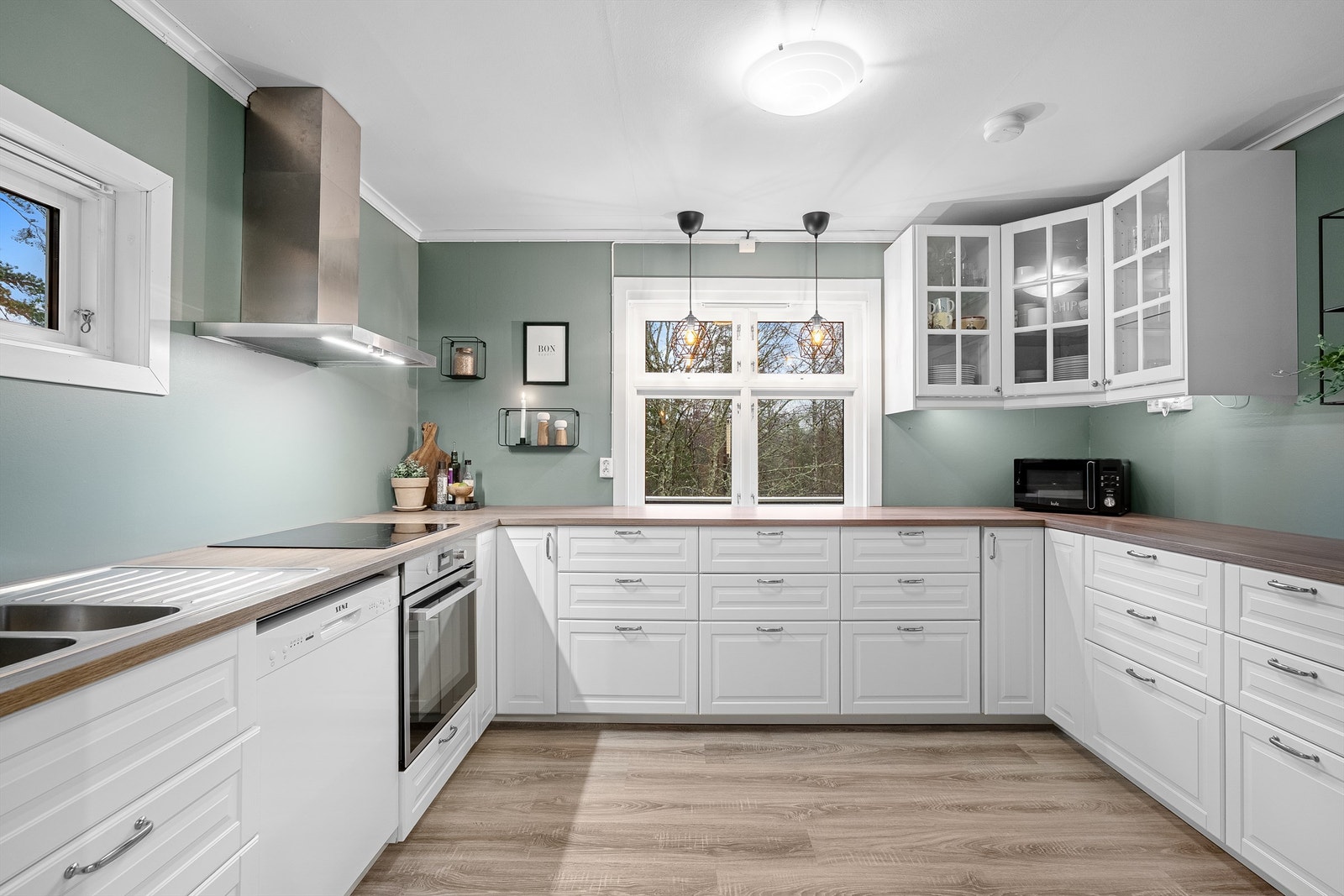 Kjøkkenet har godt med skap og benkplass. Galleribilde