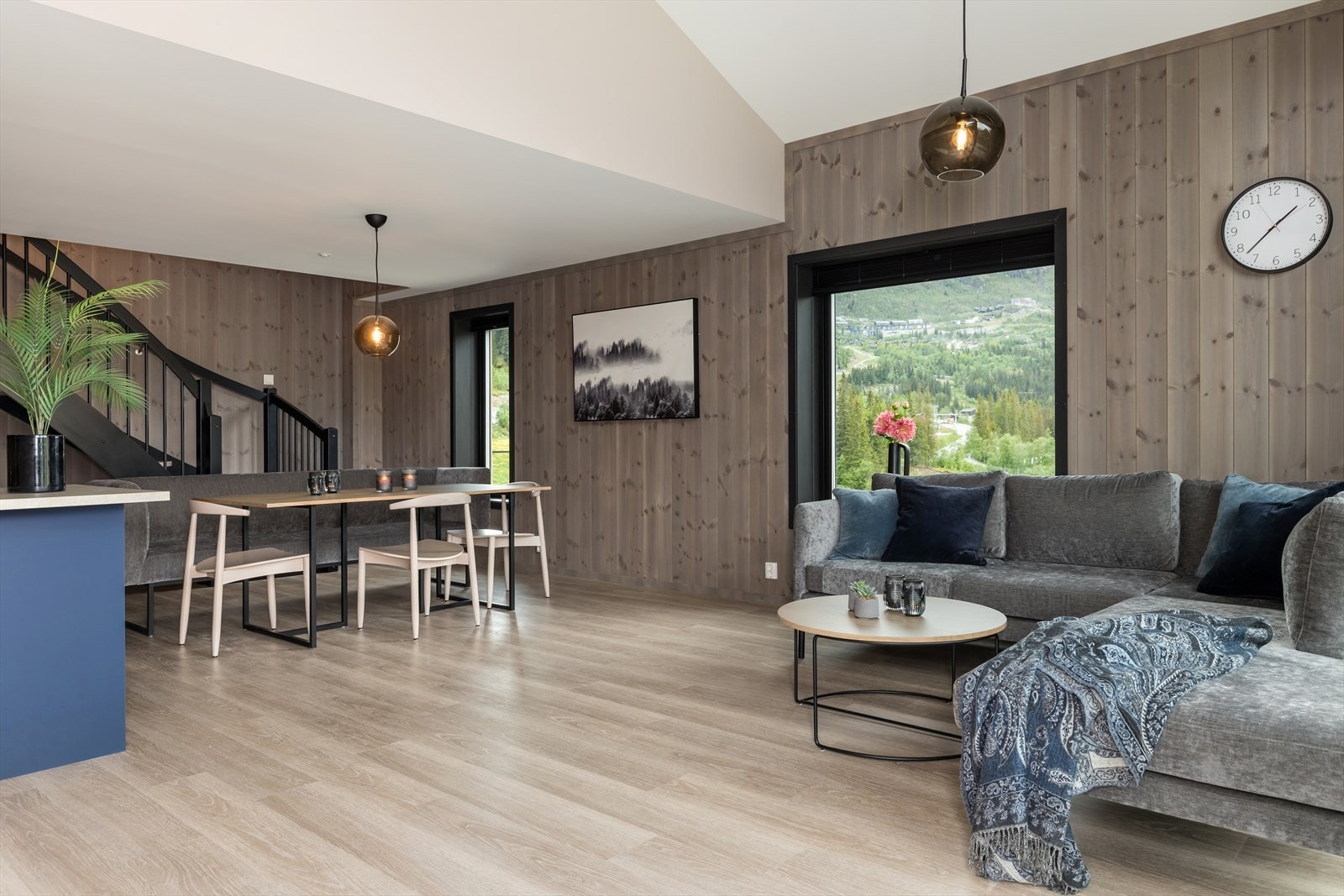 Lys inn fra flere sider i oppholdsrommet. Galleribilde