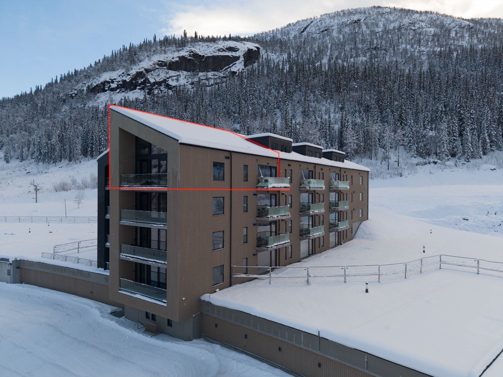 Hjørne leilighet i toppetasjen med generøs takhøyde i oppholdsrom. Galleribilde