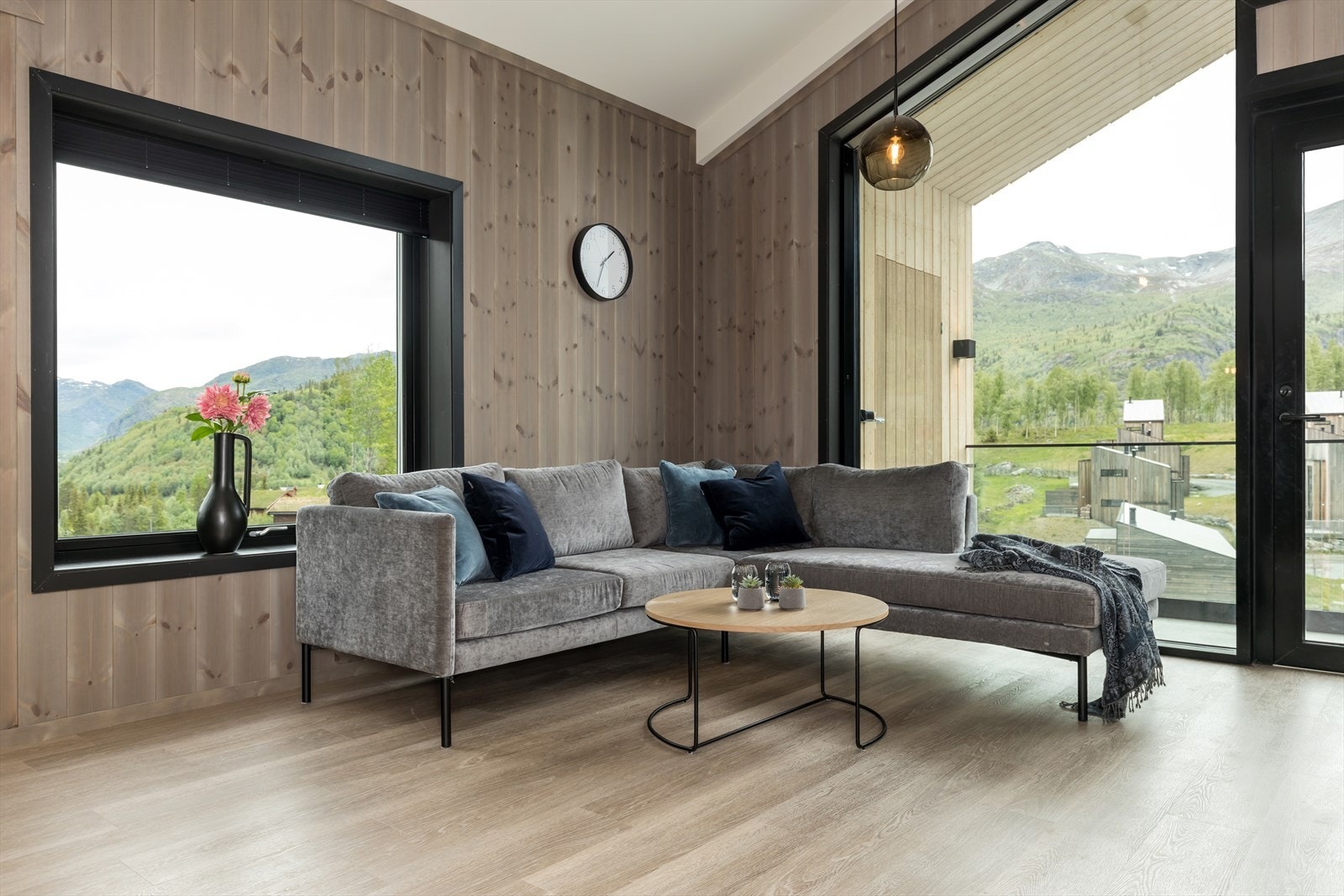 Store vindusflater og generøs takhøyde gir godt med naturlig lys. Galleribilde