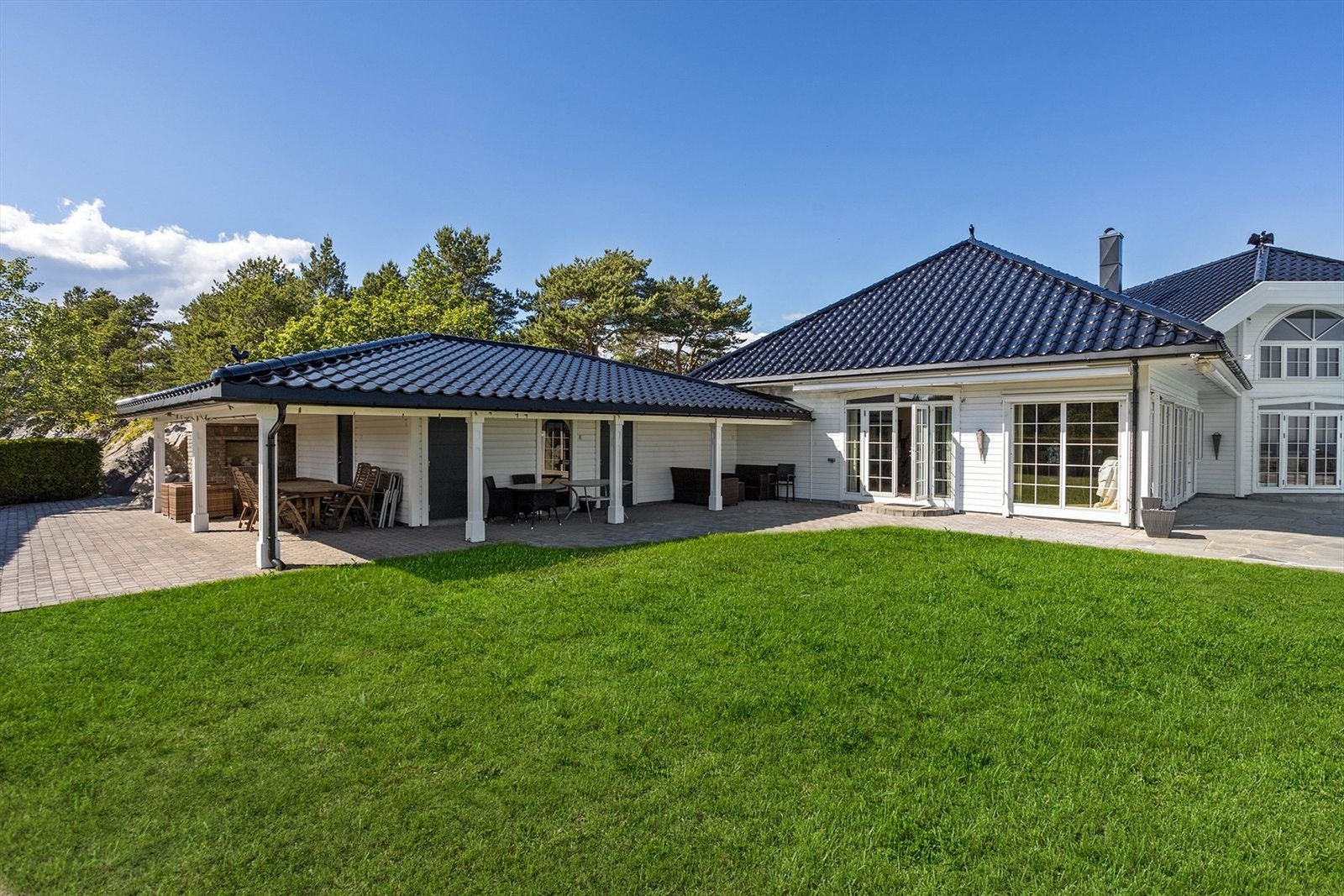 Eiendommen har mange flotte usjenerte uteplasser. Herskapelig preg med store glasserte takstein på bygningen Galleribilde
