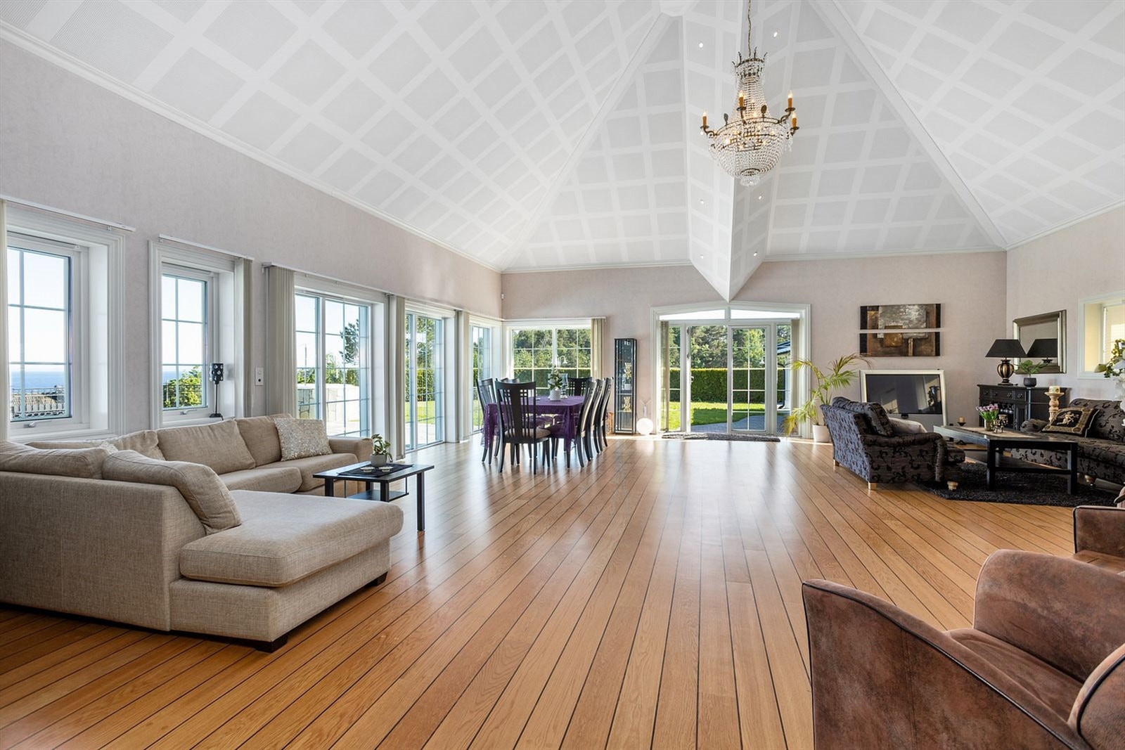 Herskapelig stue med 6 meters takhøyde og lyddempende tak. Elektriske lameller og utgang til hage og bassengområde Galleribilde