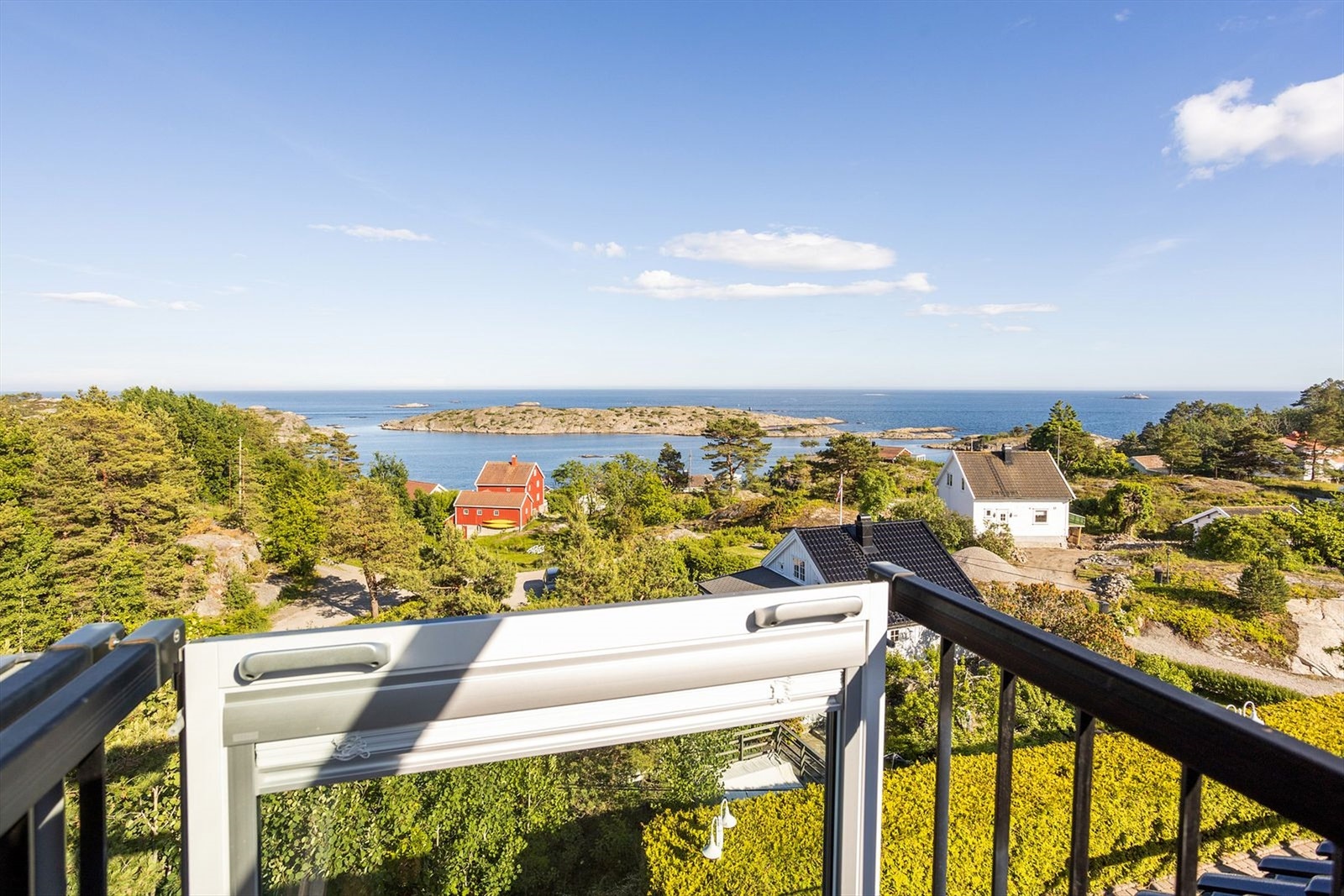 Husets fasade vendt mot Skagerak. Bildet er tatt fra stuen i 2. etasje som har takvinduer som kan åpnes helt opp for å bli en "veranda" Galleribilde