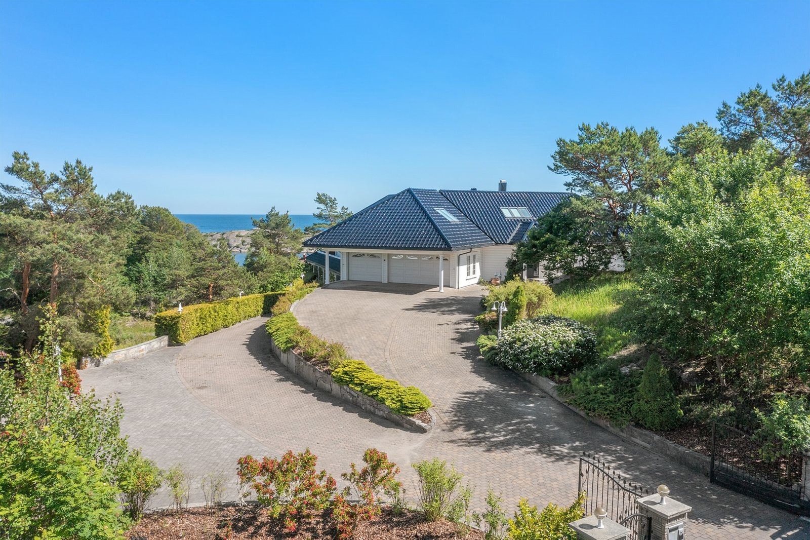 Stor tomt med 3 garasjeplasser, dobbel carport og rikelig med parkeringsmuligheter på eiendommen. Automatisk port med callinganlegg ved innkjørsel Galleribilde