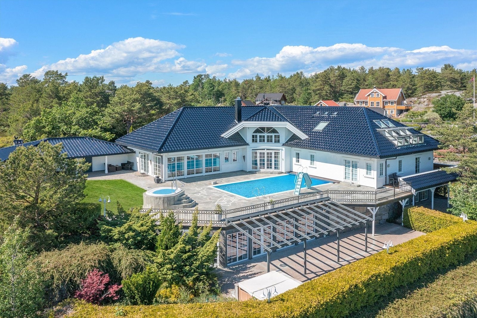 Herskapelig og stort med sjønær beliggenhet. Solrikt beliggende tomt med vakker opparbeidet hage Galleribilde