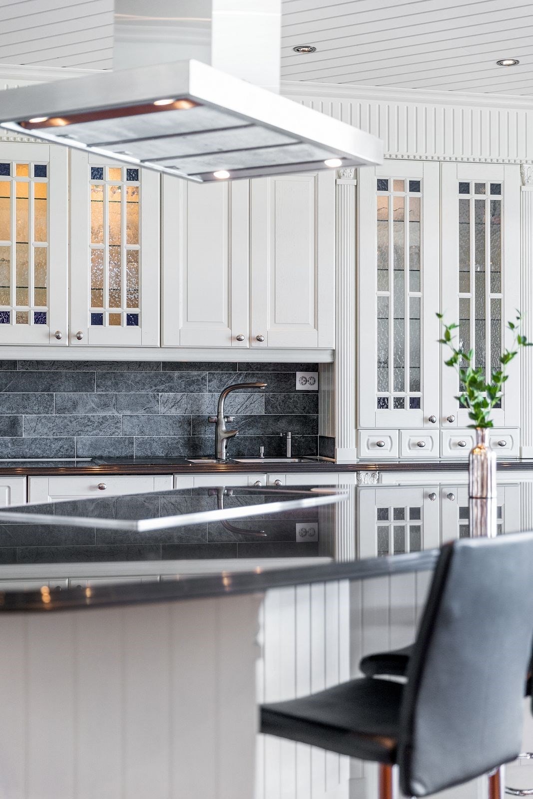 Klassisk og delikat kjøkken med innredning fra Kvalsvik Galleribilde