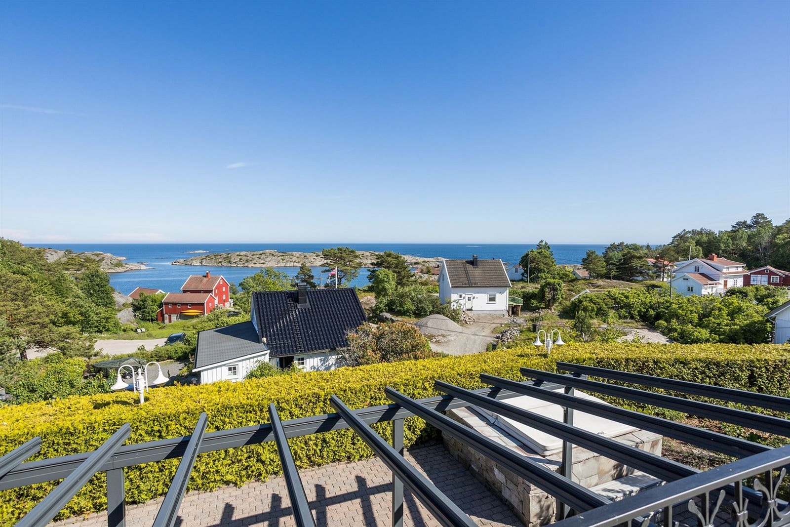 Eiendommen ligger ytterst på en kolle og har praktfull havutsikt og gode solforhold Galleribilde