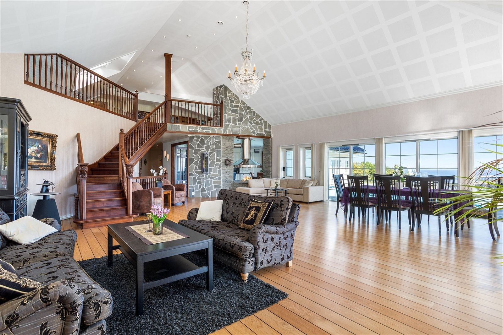 Nydelig stor stue i hovedplan med en særdeles lekker klassisk trapp til 2. etasje Galleribilde