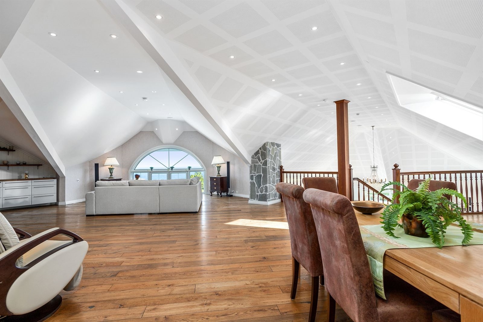 Stor og fin stue med plass til flere møblementer. Flott kvalitetsgulv av massiv eik Galleribilde