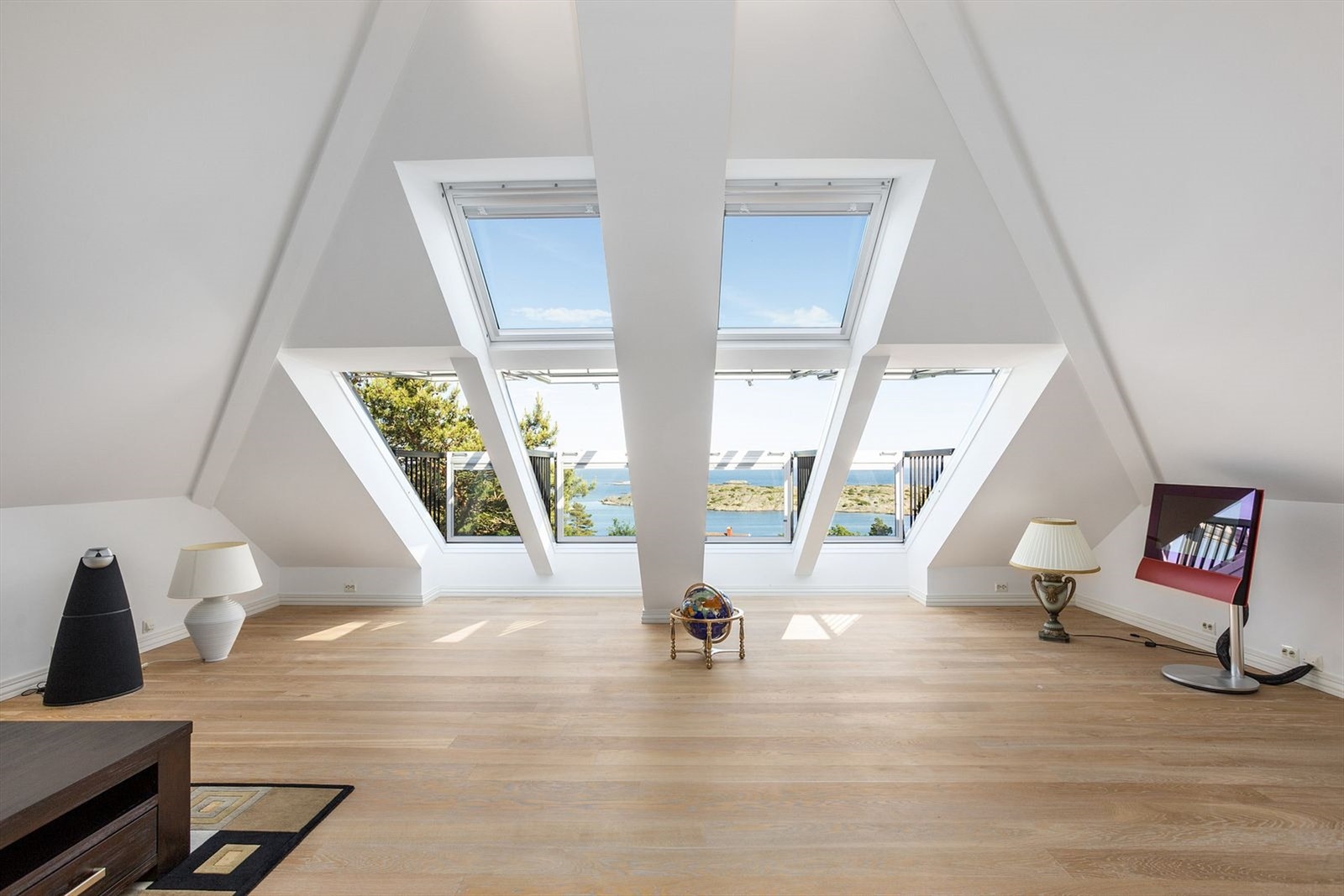 Lyst og luftig fra stuen i 2. etasje Galleribilde