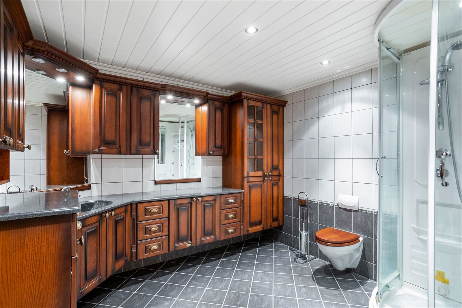 Boligen har egen leilighet. Dette bildet viser badet i leiligheten Galleribilde