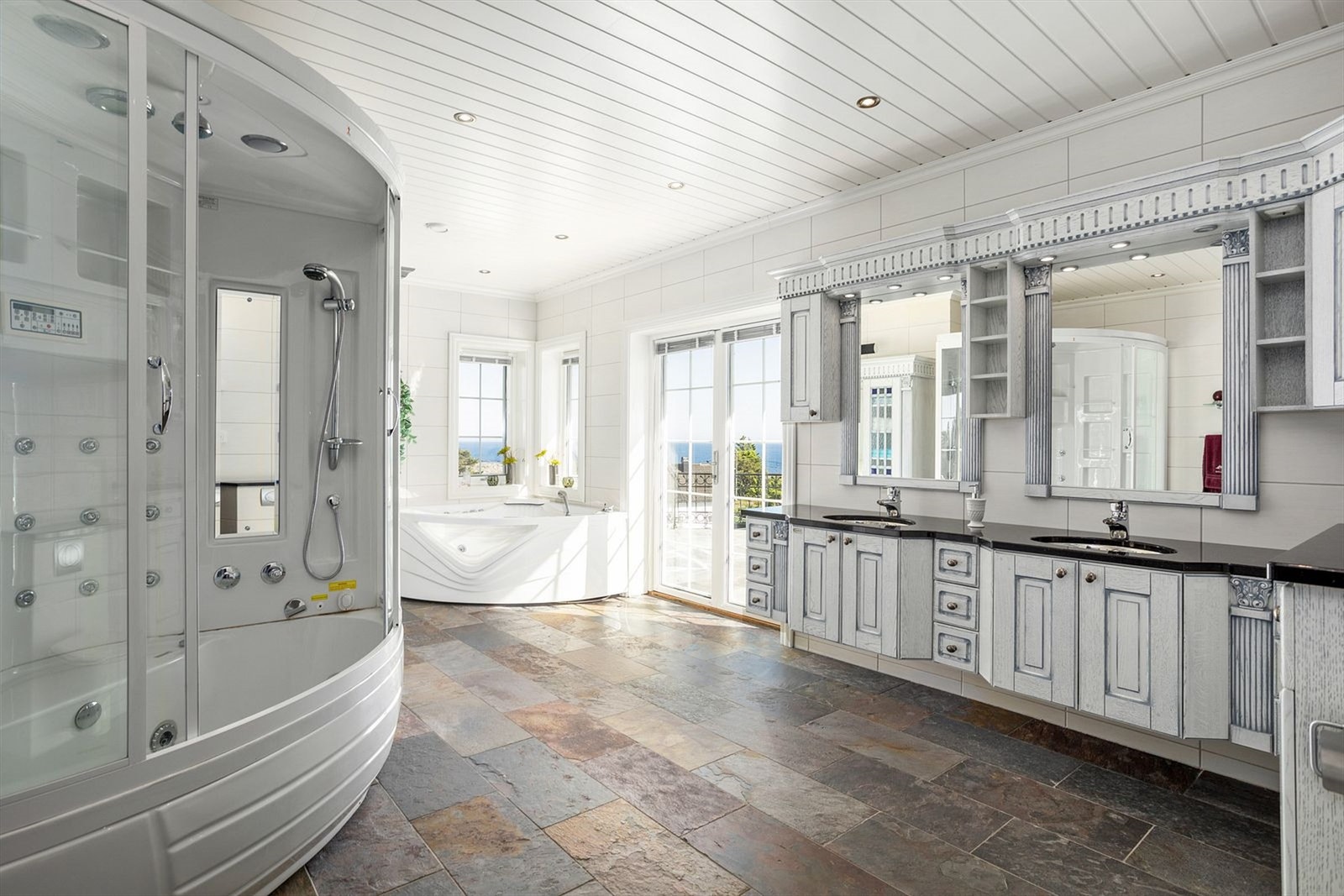 Badet i hovedetasjen Galleribilde