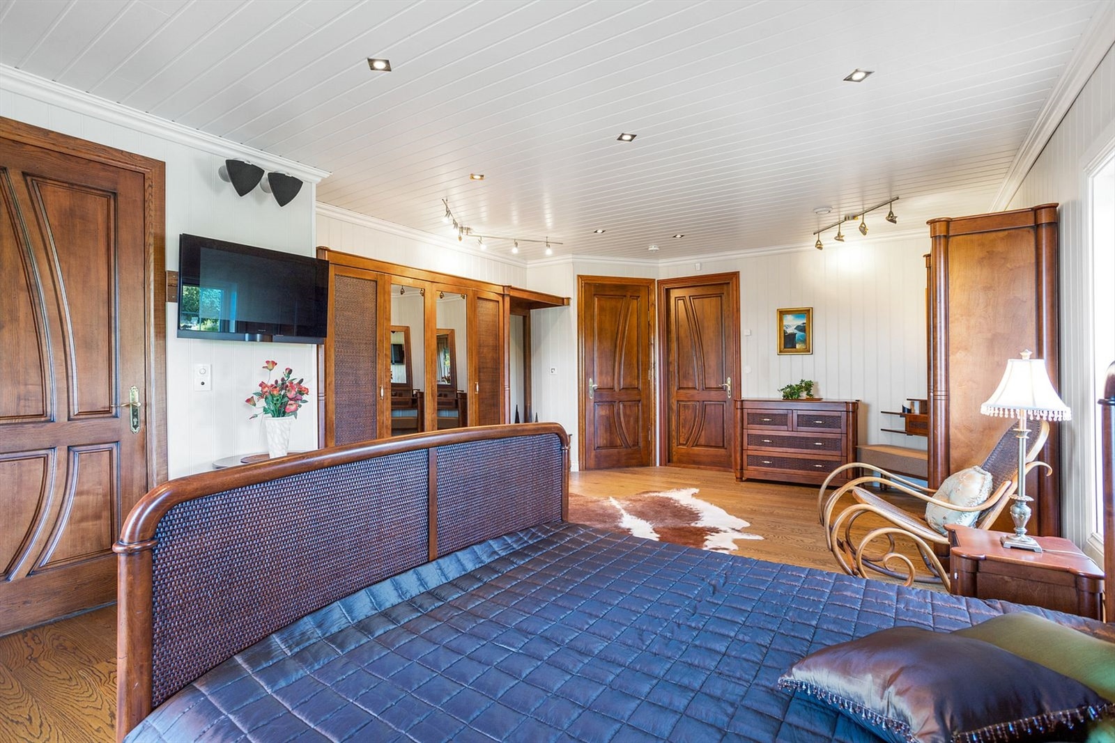 Rikelig med garderobeinnredninger. Her er det håndlagde møbler av høy kvalitet. Direkte adkomst til bad og utgang til hagen Galleribilde