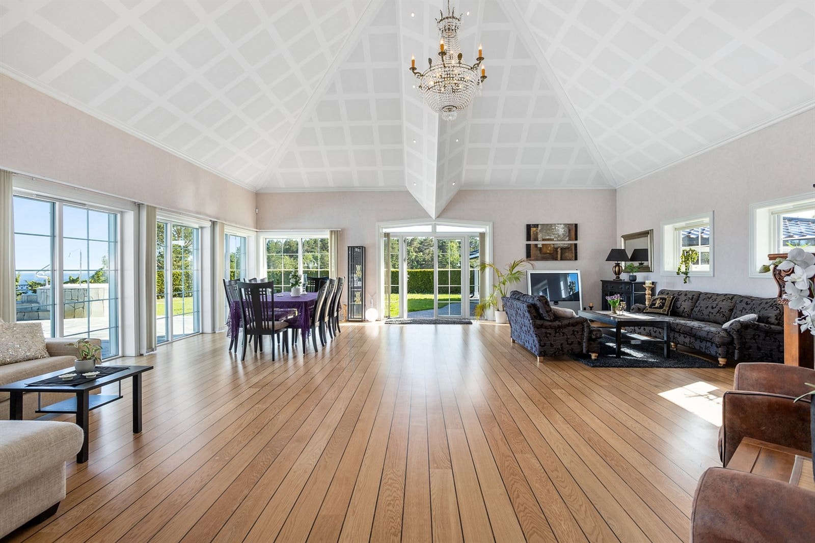 Store vindusflater som gir rikelig med lys i stuen Galleribilde