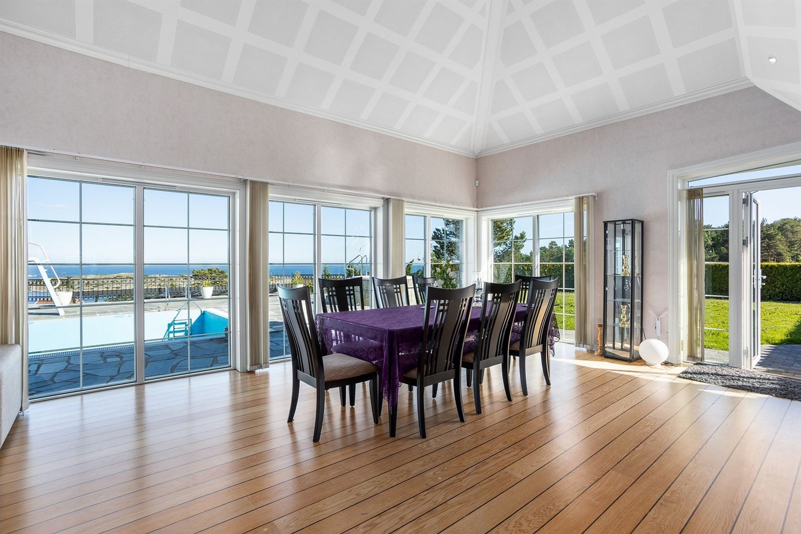 God plass for mange møblementer. Den perfekte plass for spisestuen hvor man kan nyte fritt utsyn utover havet Galleribilde