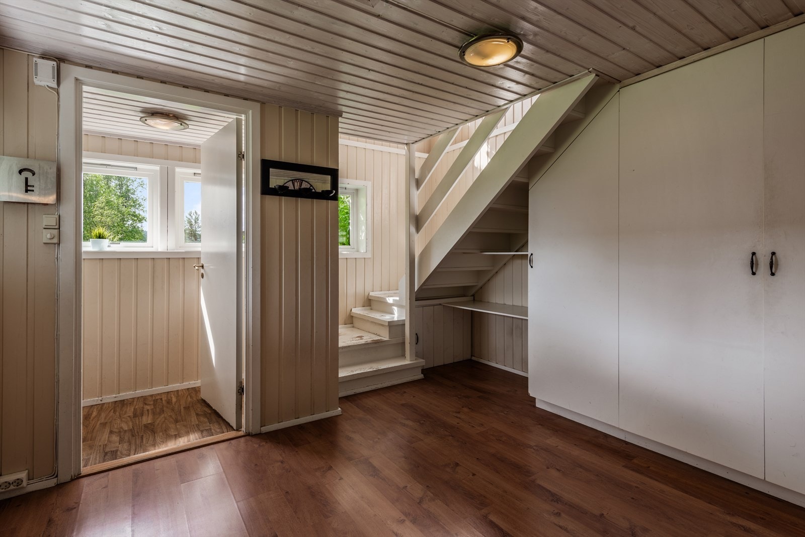 Kjeller: Vindfang, gang med trappeløp opp til 1.etasje, gang, 2 soverom, Bad med badstue og bod. Galleribilde