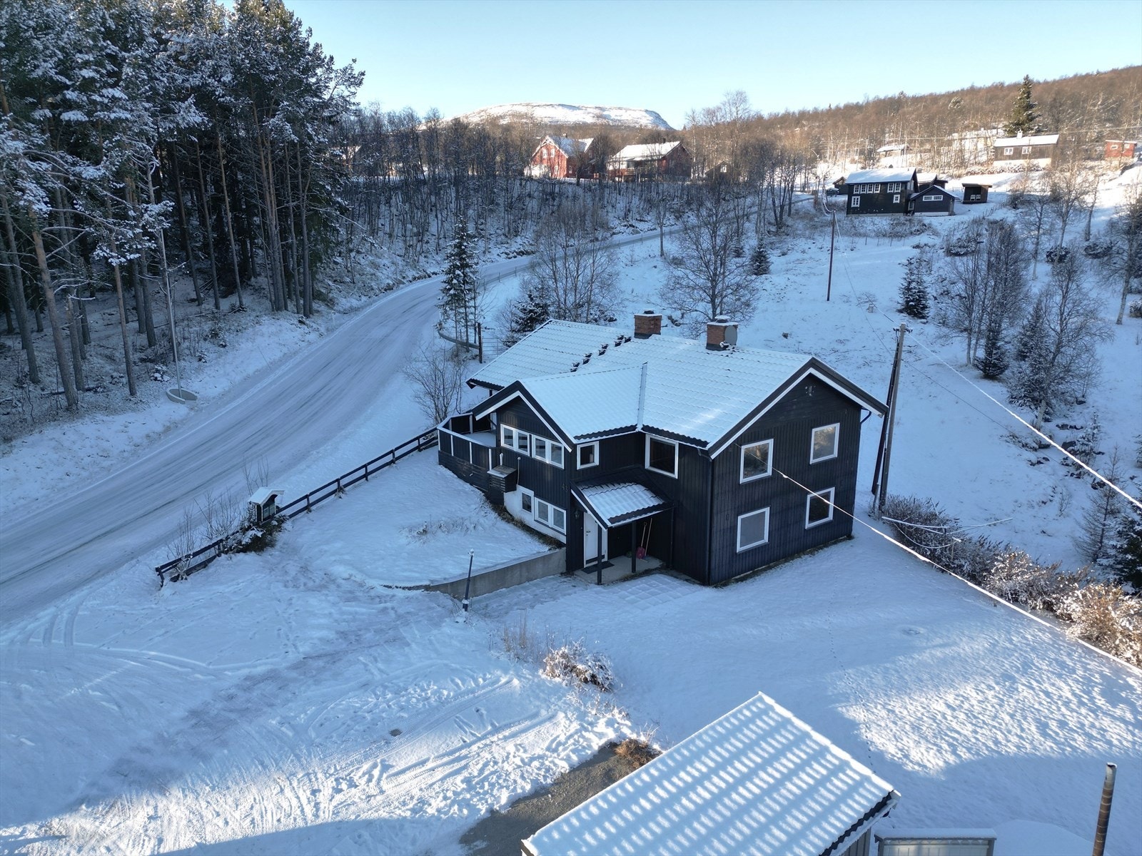 Eiendommen ligger fint til med morgensol og har fin utsikt østover. Gruset parkering og ellers er det gressbelagt rundt huset. Galleribilde