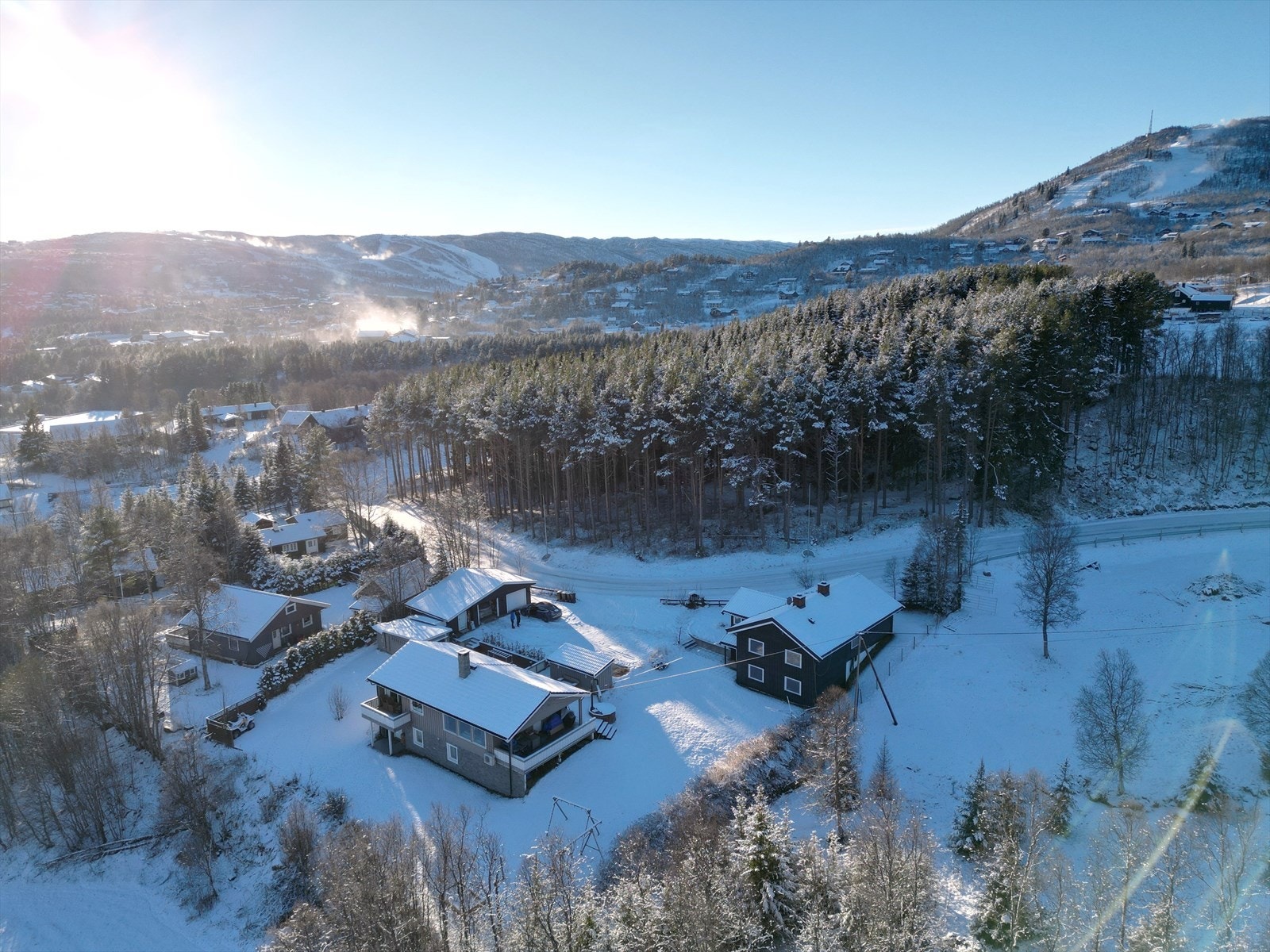 Det er ca. 2 km til Geilo sentrum og det er kort vei til ridebane og ridehall, idrettsplass, alpinanlegg, tur- og skiløyper, skoler og barnehage Galleribilde