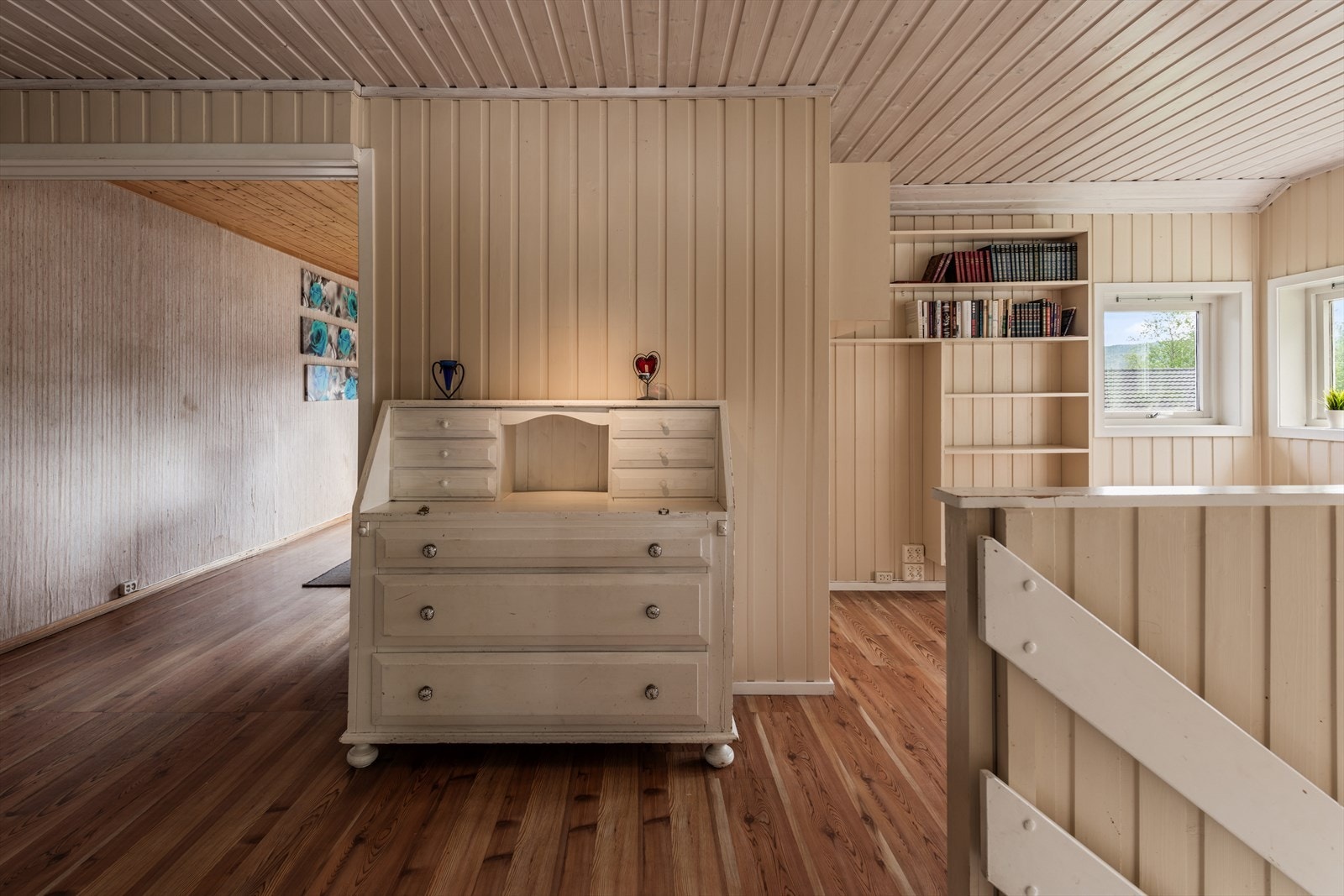 1.etasje: Gang med trappeløp og utgang til delvis overbygd terrasse på ca. 23 kvm, stue, spisestue, kjøkken, 1 soverom og toalettrom inntil soverom. Galleribilde