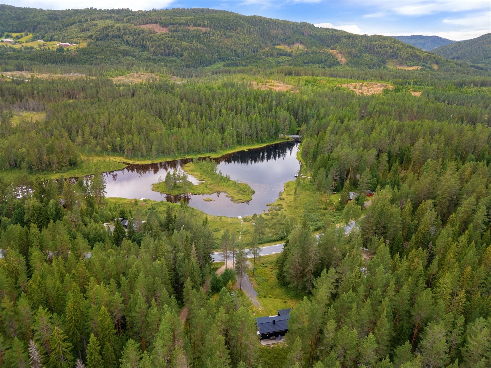 Områdene rundt egner seg godt til friluftsliv med bade- og fiskemuligheter i nærliggende vann. Det er også kort vei til både Blefjell og Fagerfjell med godt løypenett på vinterstid. Galleribilde
