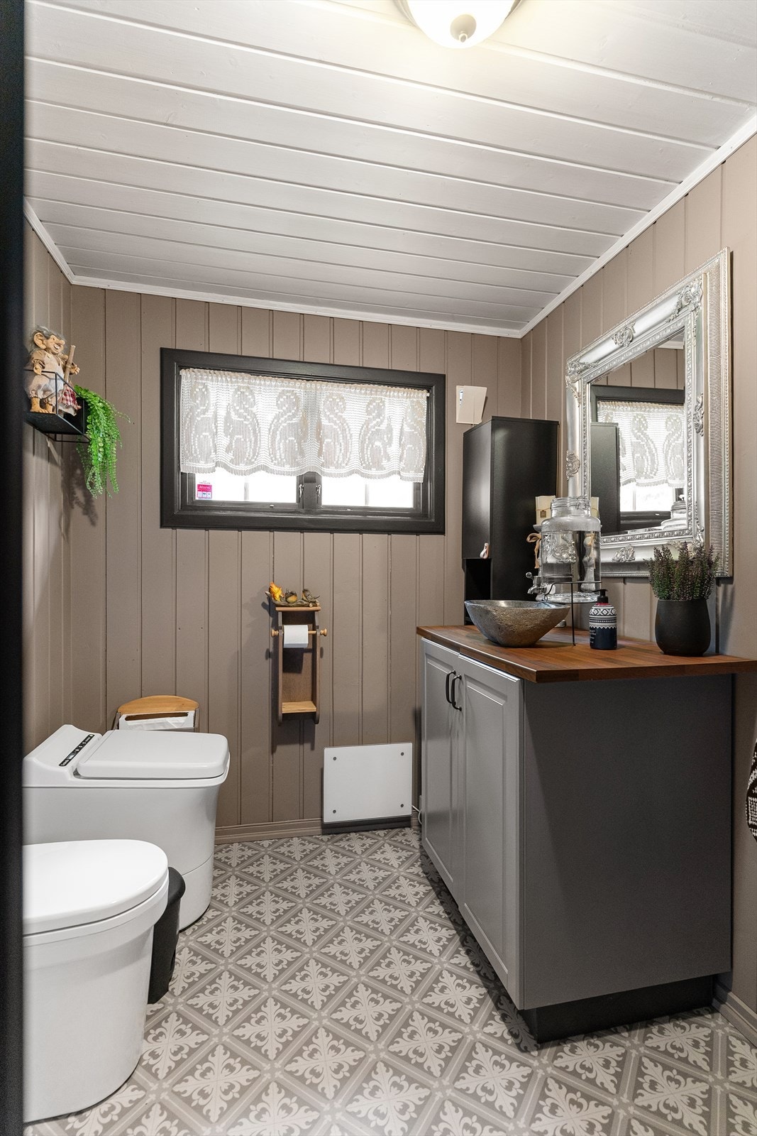 Koselig toalettrom/stellerom med forbreningstoalett, urinal, pumpedusj, utslagsvask. Galleribilde