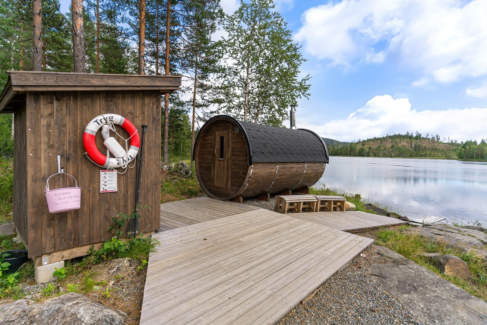 Koselig badeplass rett i nærheten. Nedre Lona. Perfekt for bading, fiske, kanotur mm. Galleribilde
