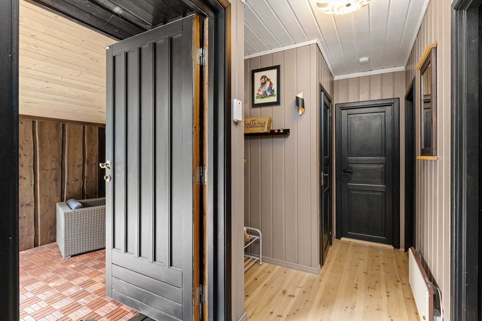 Velkommen inn! Entré med god plass til å henge fra seg yttertøy. Galleribilde