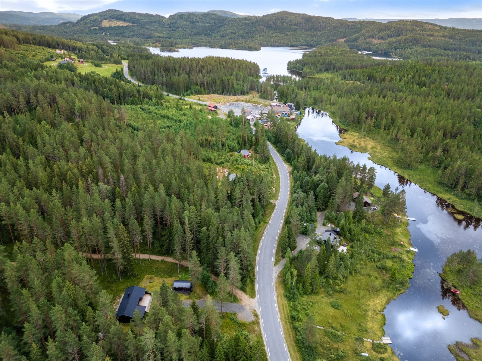 Eiendommen ligger ved Nedre Lona i Lyngdal, et område med spredt hyttebebyggelse. Galleribilde
