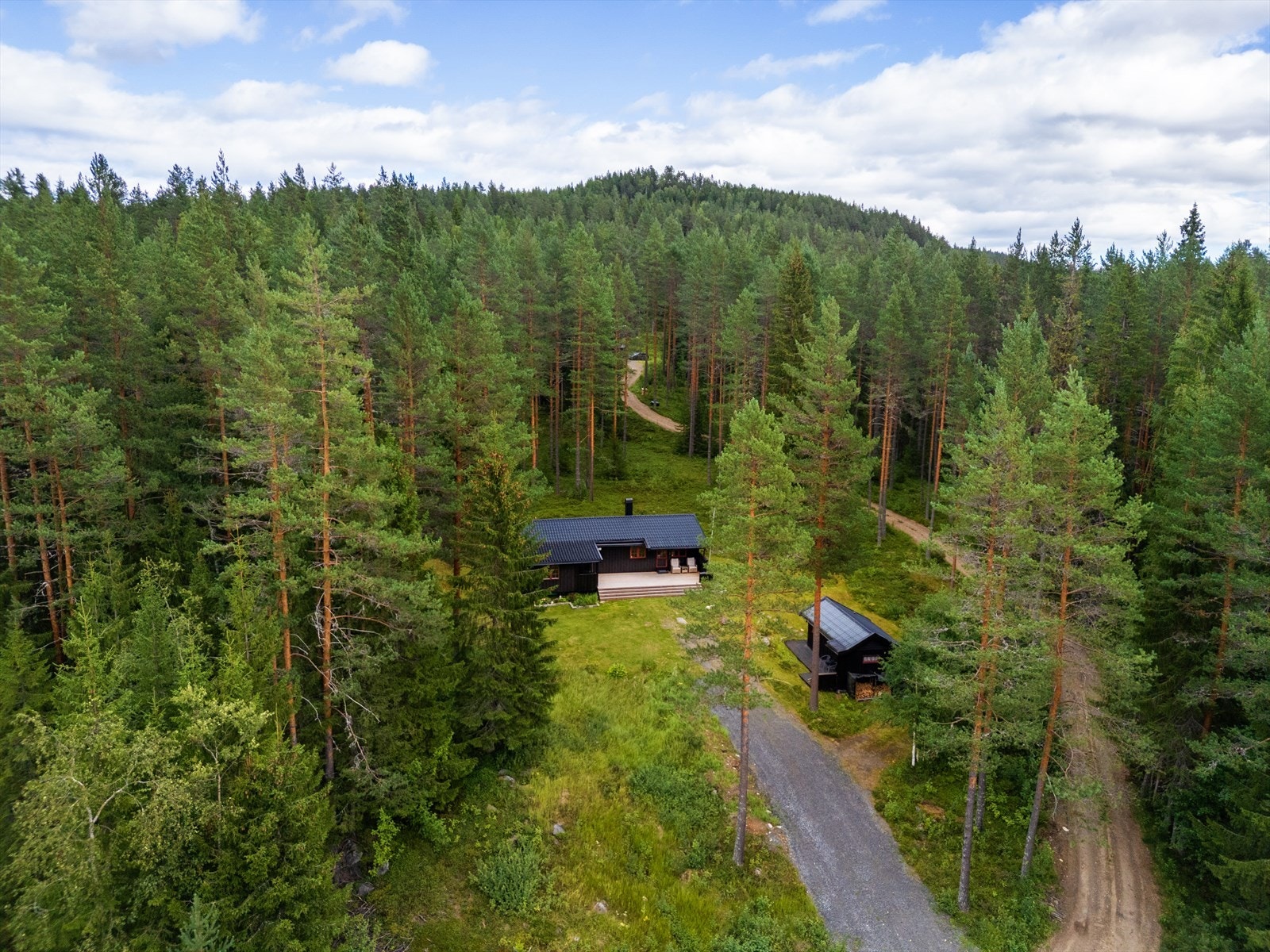 Bilvei helt frem og gode parkeringsmuligheter på tomta. Galleribilde