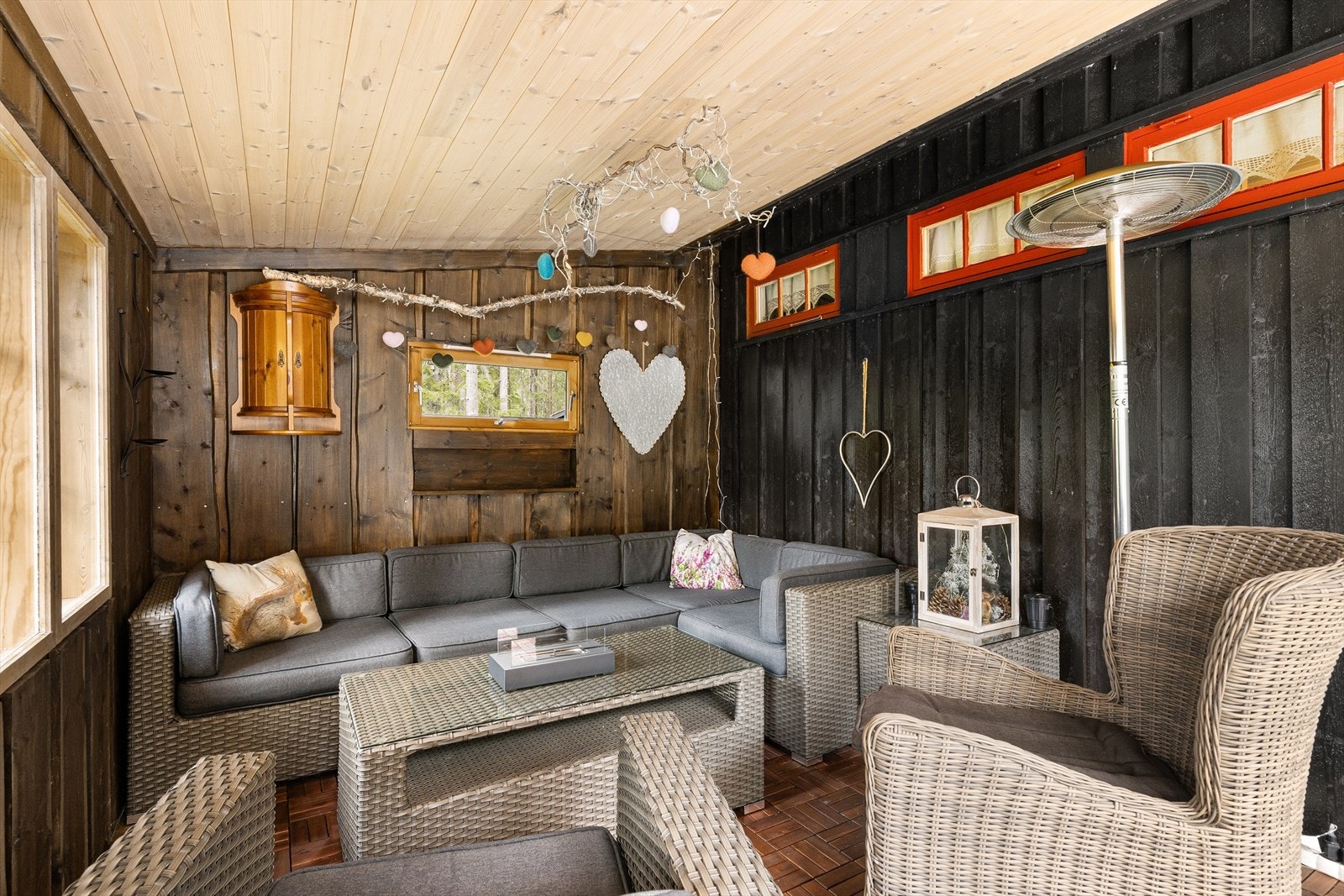 Overbygd sommerstue med en lun "kosekrok". Hytta har også en platting på baksiden av hytta der morgensolen kan nytes. Galleribilde