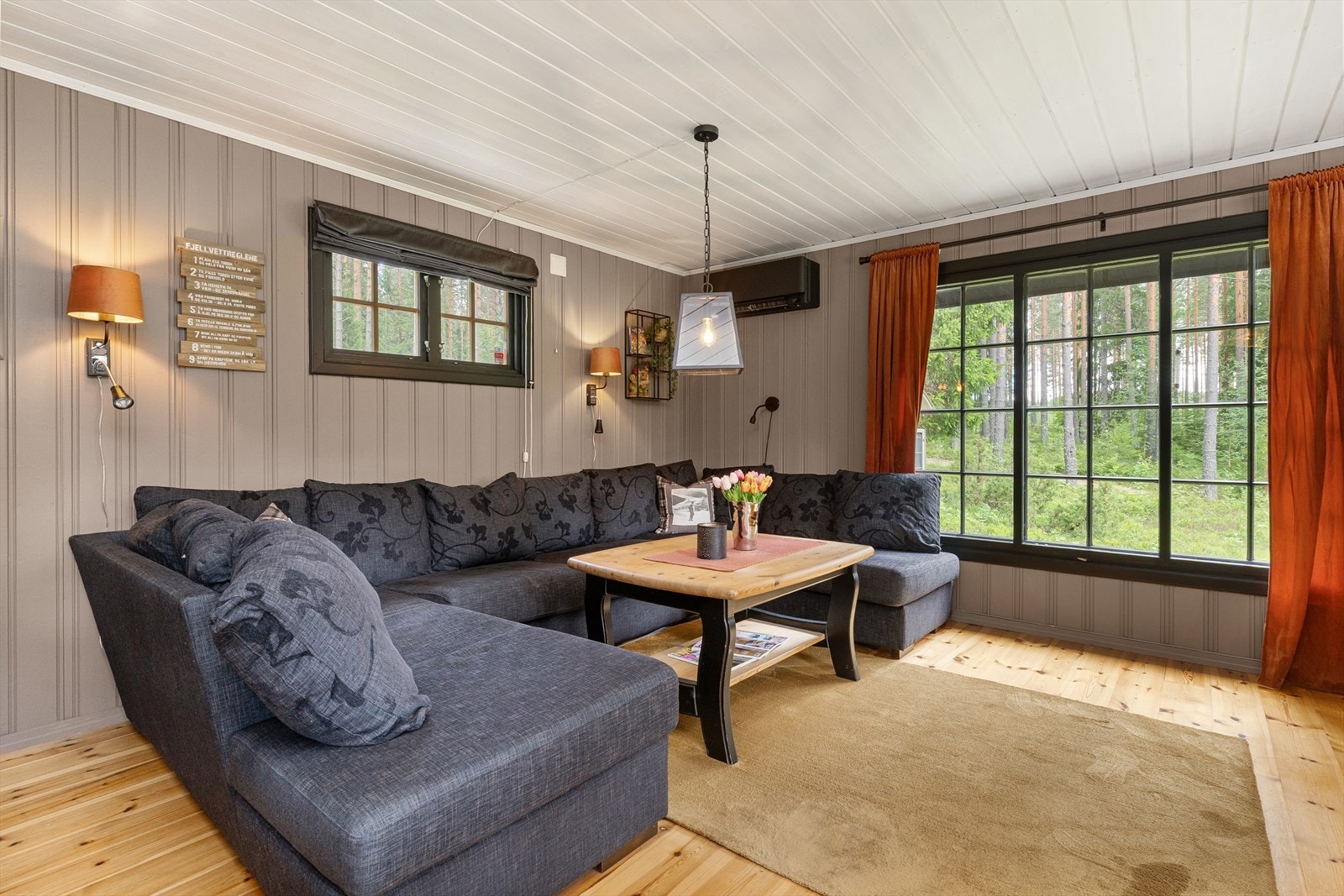 I stua er det peis, samt installert varmepumpe. Galleribilde