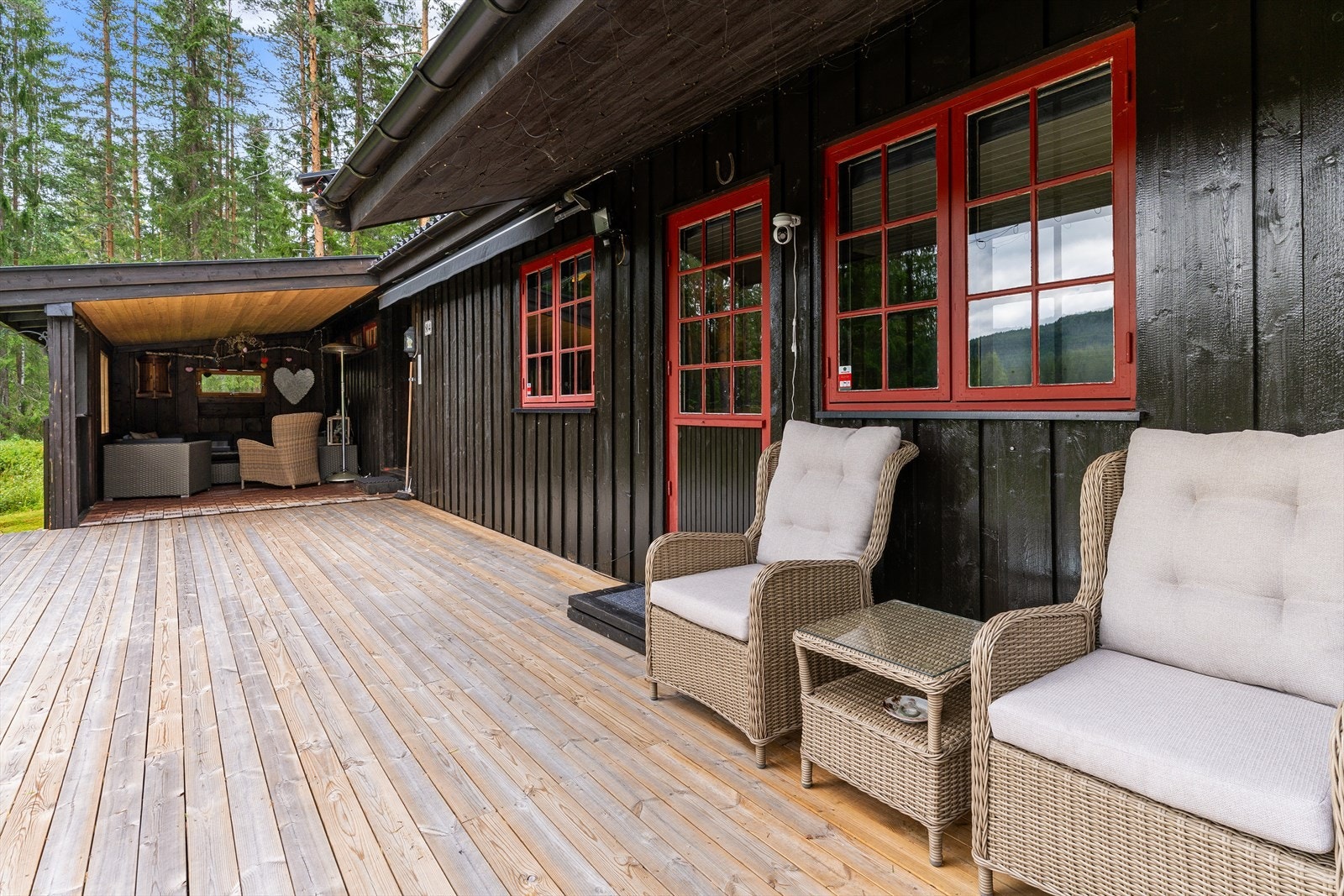 Romslig terrasse med god plass til diverse utemøbler. Galleribilde