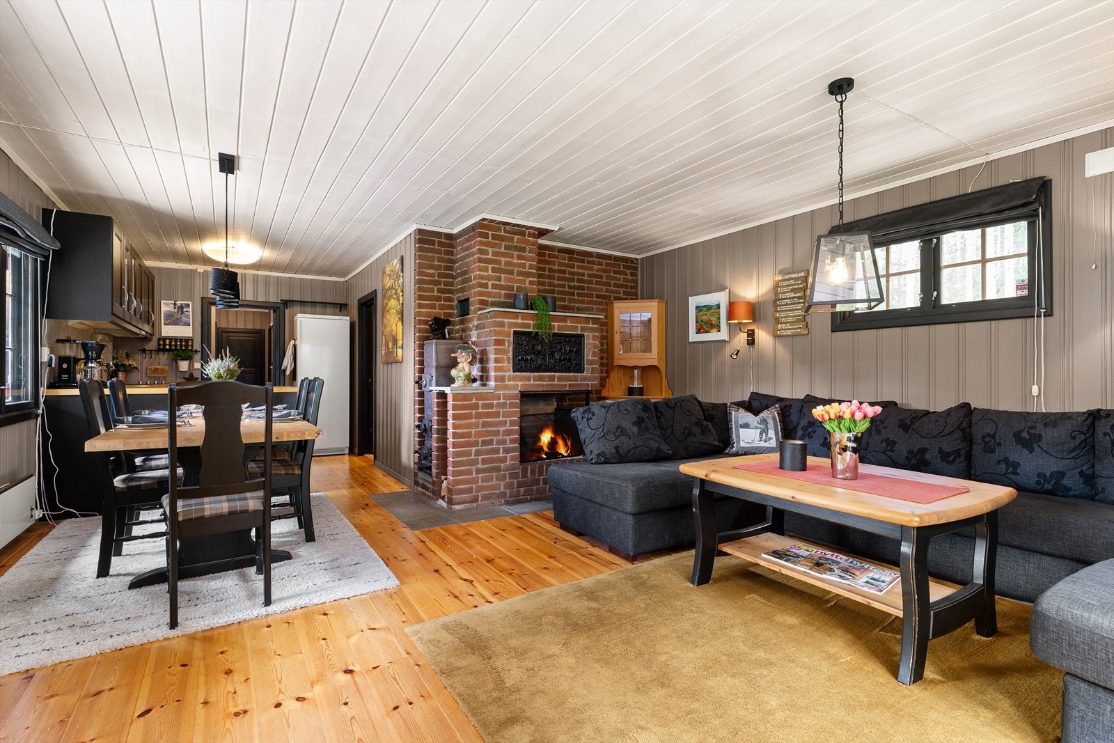 Romslig stue med åpent mot kjøkken. Stue har god plass til å innrede med både sofagruppe og spisebord. Galleribilde