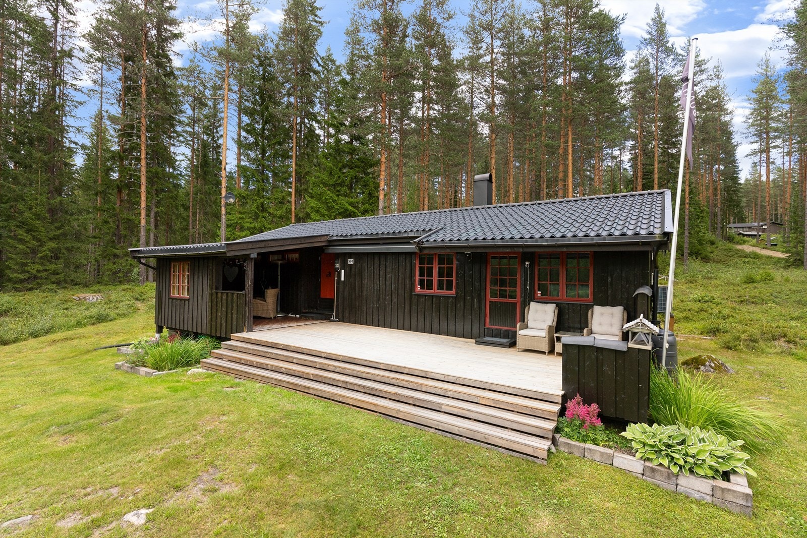 En sjarmerende fritidsbolig i naturskjønne omgivelser og usjenert beliggenhet med alt på et plan Galleribilde