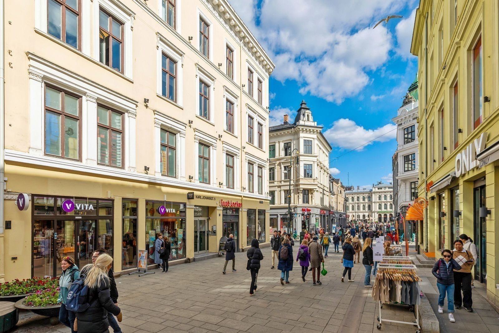 Eiendommen har et godt synlig inngangsparti midt i Karl Johans gate Galleribilde