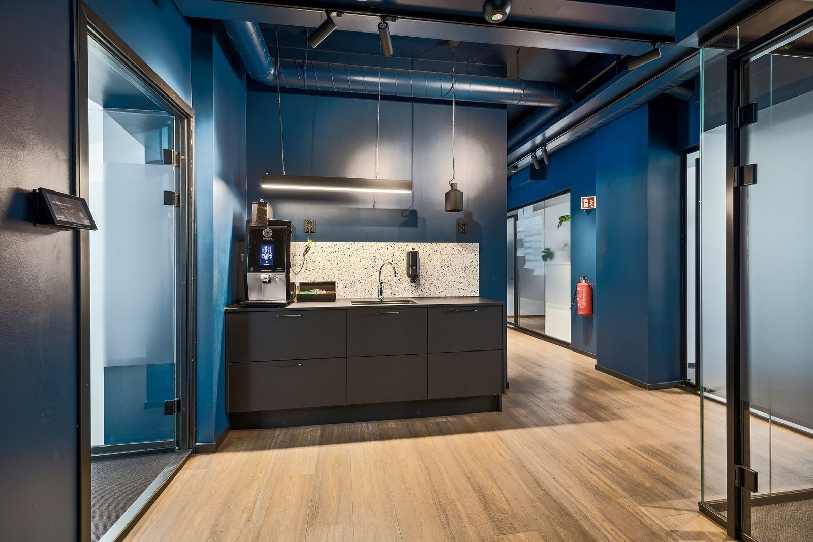 Det er to kjøkken i etasjen - klart for å lage din favoritt kaffe Galleribilde