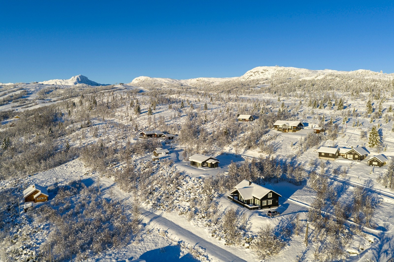 Beitostølen er en helårsdestinasjon, hvor attraksjonene i området er mange gjennom hele året. På grunn av den nære beliggenheten til Jotunheimen er Beitostølen blant de mest snøsikre vintersportstedene i Europa Galleribilde