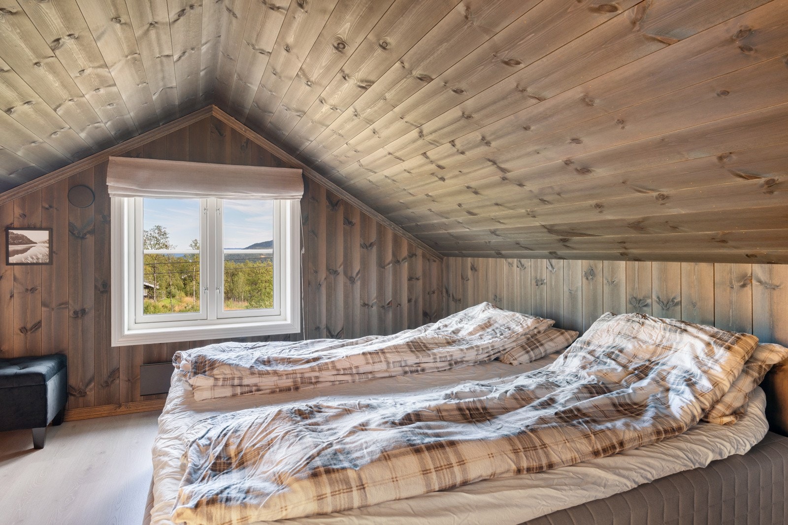 Alle rommene har god plass til dobbeltseng, som gir et meget godt antall sengeplasser i hytta Galleribilde