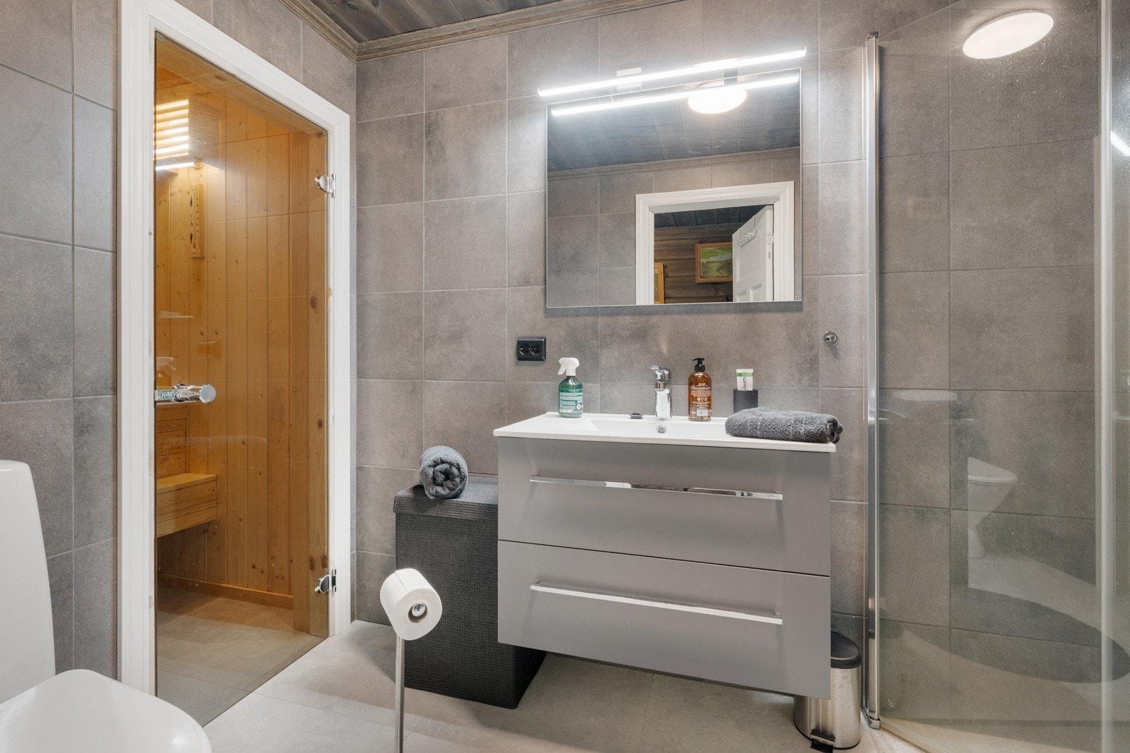 Hytta har to fine bad og en badstue tilknyttet det ene badet Galleribilde