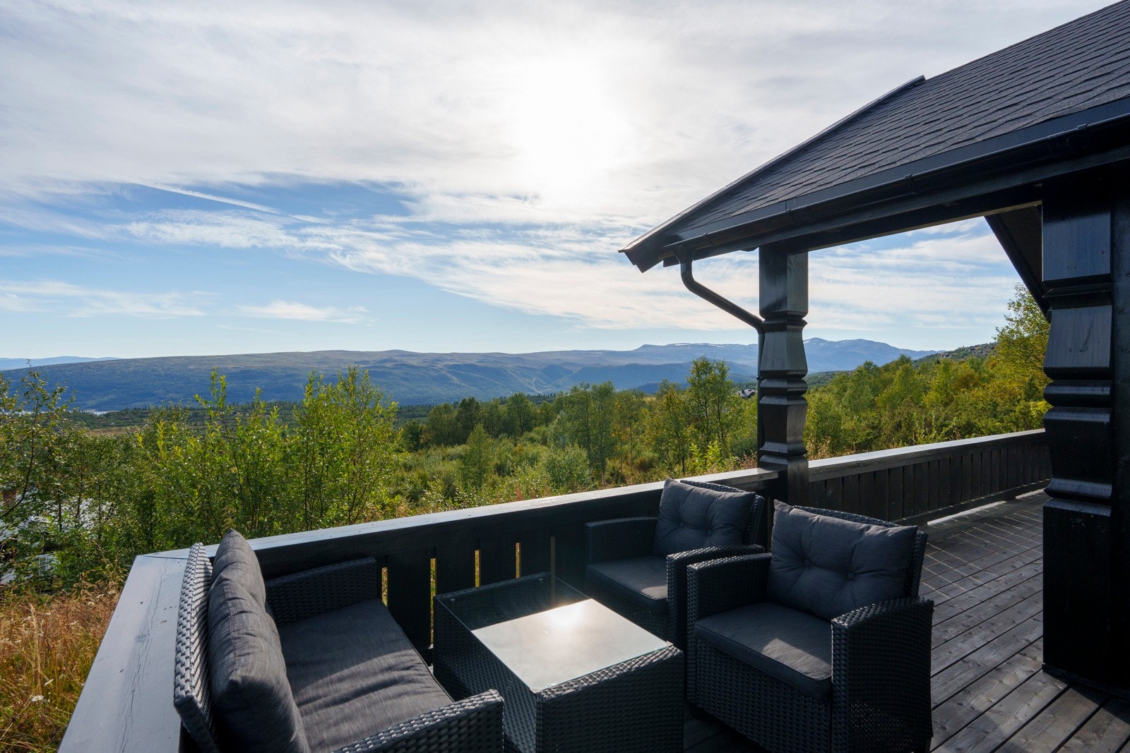 Hytta byr på meget flotte terrasse og uteområder med samlet terrasseareal på 36 kvm Galleribilde