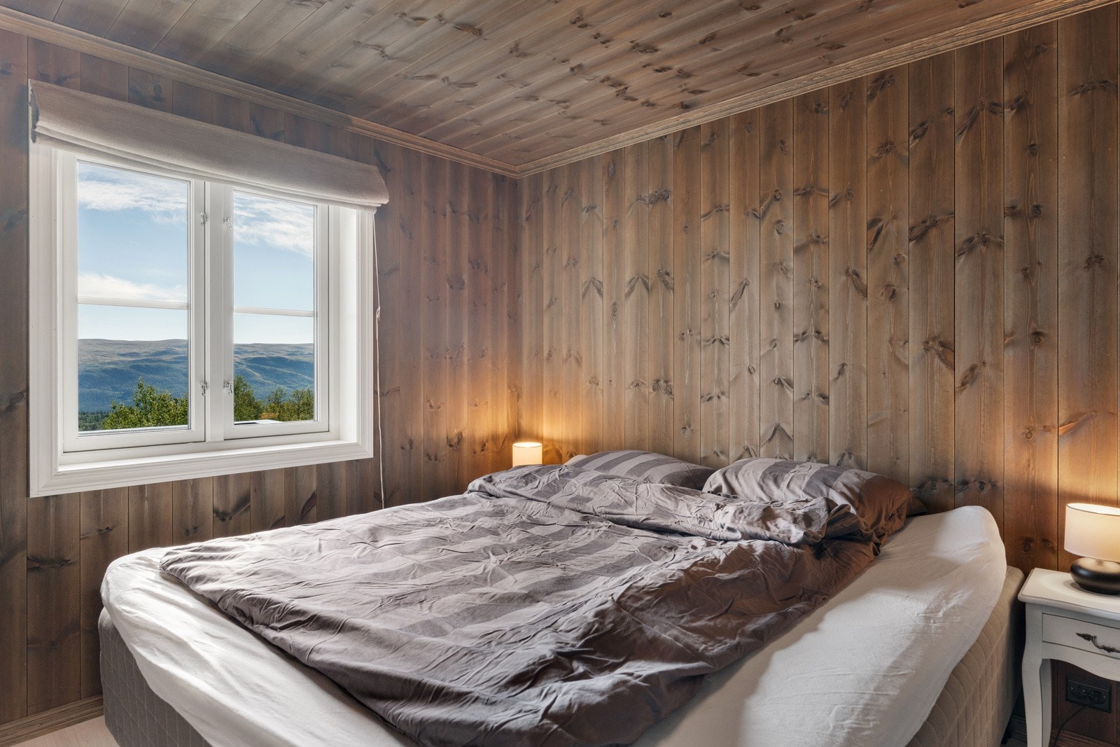 Hytta har fire romslige soverom hvor to ligger i første etasje og to ligger i andre etasje Galleribilde