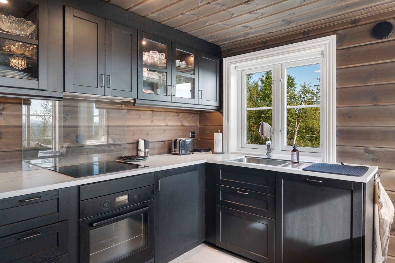 Av hvitevarer er kjøkkenet utstyrt med innbygd stekeovn, platetopp, kjøl-/fryseskap og oppvaskmaskin. Over kokesonen er det integrert ventilator med avtrekk ut Galleribilde