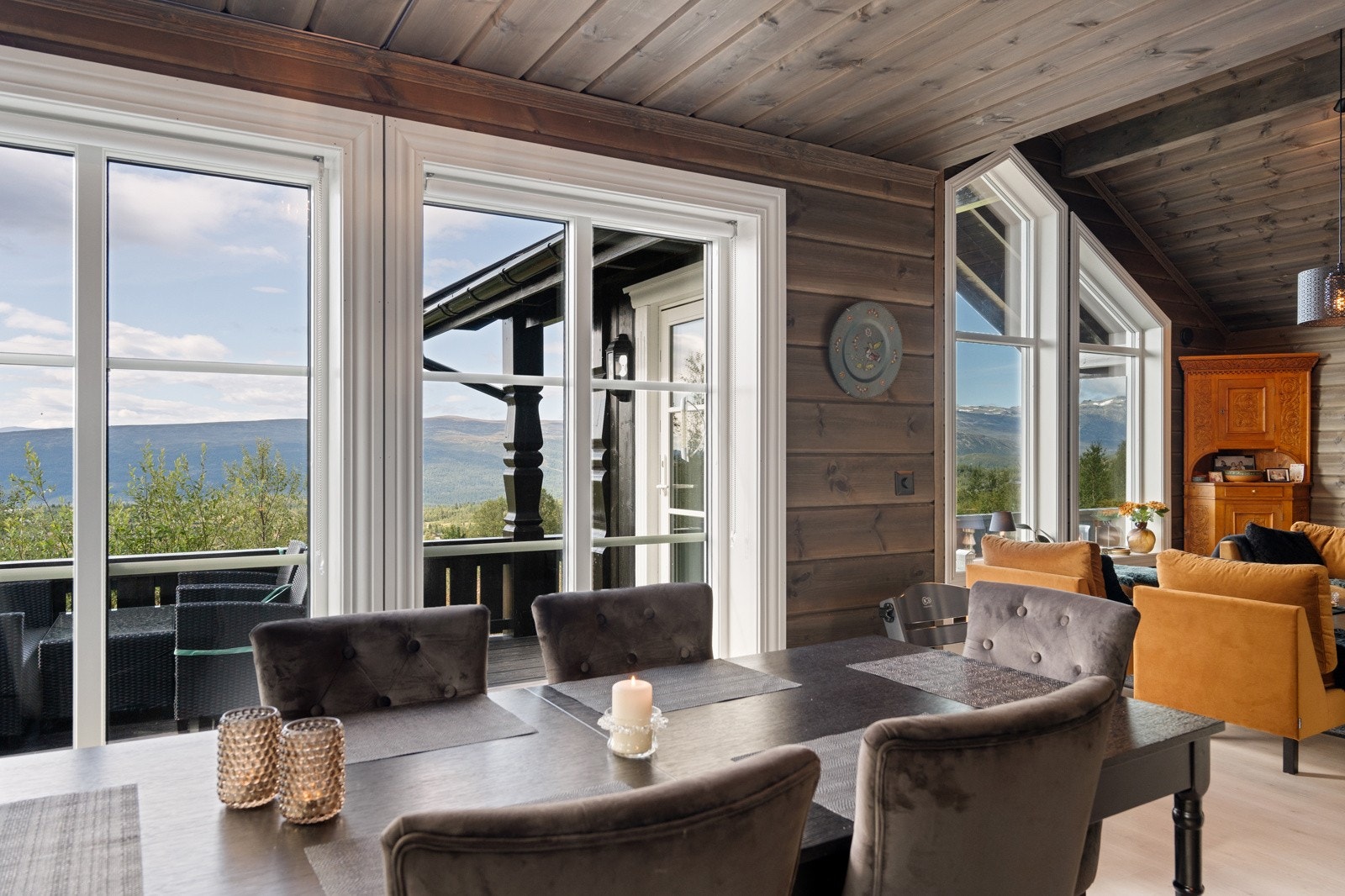 Stuen har åpen løsning mot kjøkken og spiseavdeling, noe som skaper god kontakt mellom rommene Galleribilde