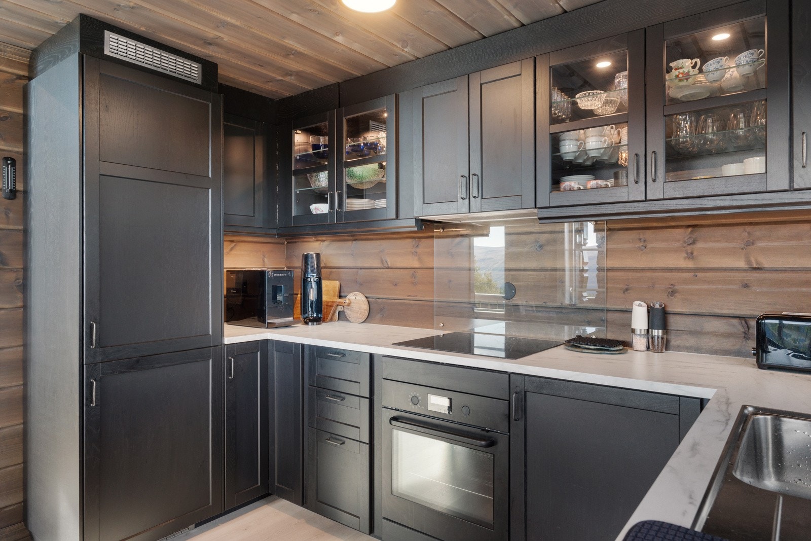 Kjøkkenet er innredet med folierte skrog samt lekre malte og profilerte fronter, og en lys laminat benkeplate Galleribilde