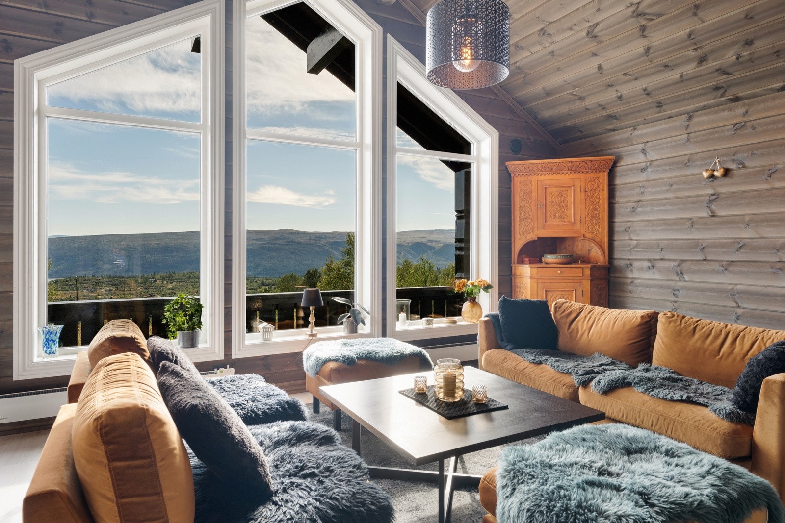 I hjertet av hytta ligger stuen som er ren hygge i en luftig og lun atmosfære Galleribilde