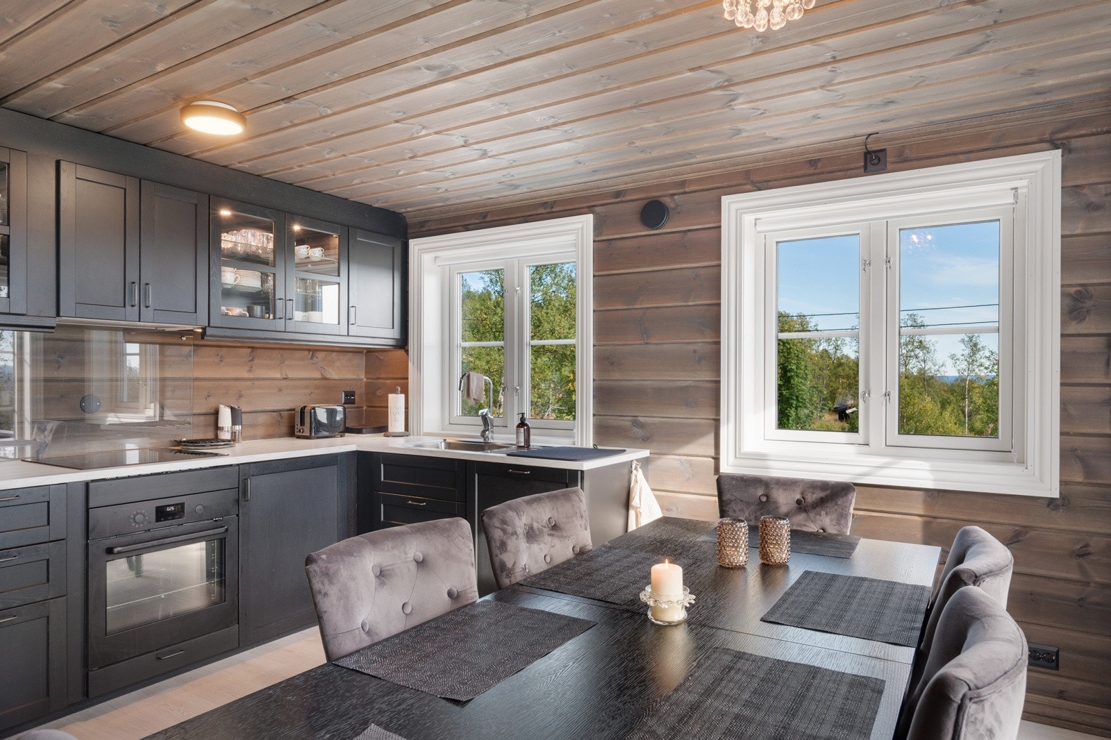 Spiseavdelingen har en fin plassering i tilknytning til kjøkkenet og måltidene kan nytes til flott utsikt mot fjellene og knitrende peishygge Galleribilde