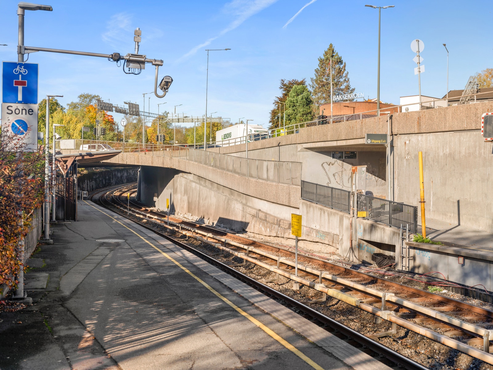 T-bane
Smestad stasjon (Linje 2 og 3): Ca. 700
meter (9 minutters gange) Galleribilde