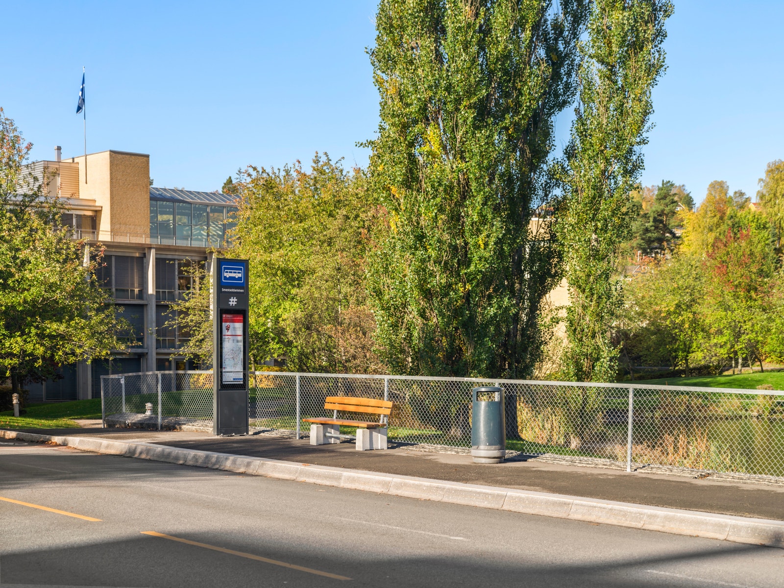 Bussholdeplass/ Smestaddammen, buss nr 40 Skøyen. Galleribilde