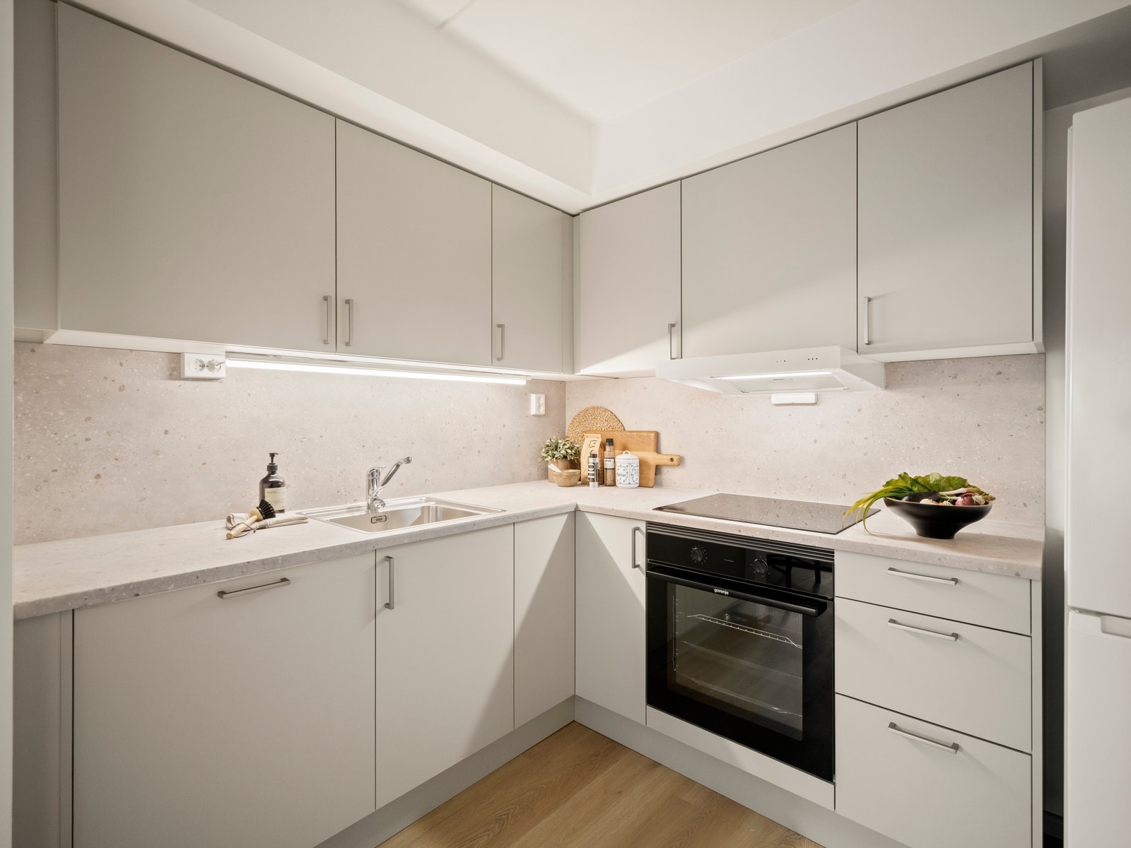 Eksklusivt Sigdal-kjøkken i lune, varme farger med integrerte hvitevarer og stilren benkeplate/ back splash. Perfekt sted for å lage digg mat og fylle feeden med nye Insta-stories! Galleribilde